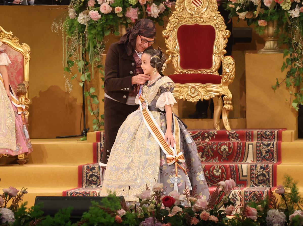 Imposición de bandas a Marta Mercader y la corte de honor infantil de las Fallas 2026