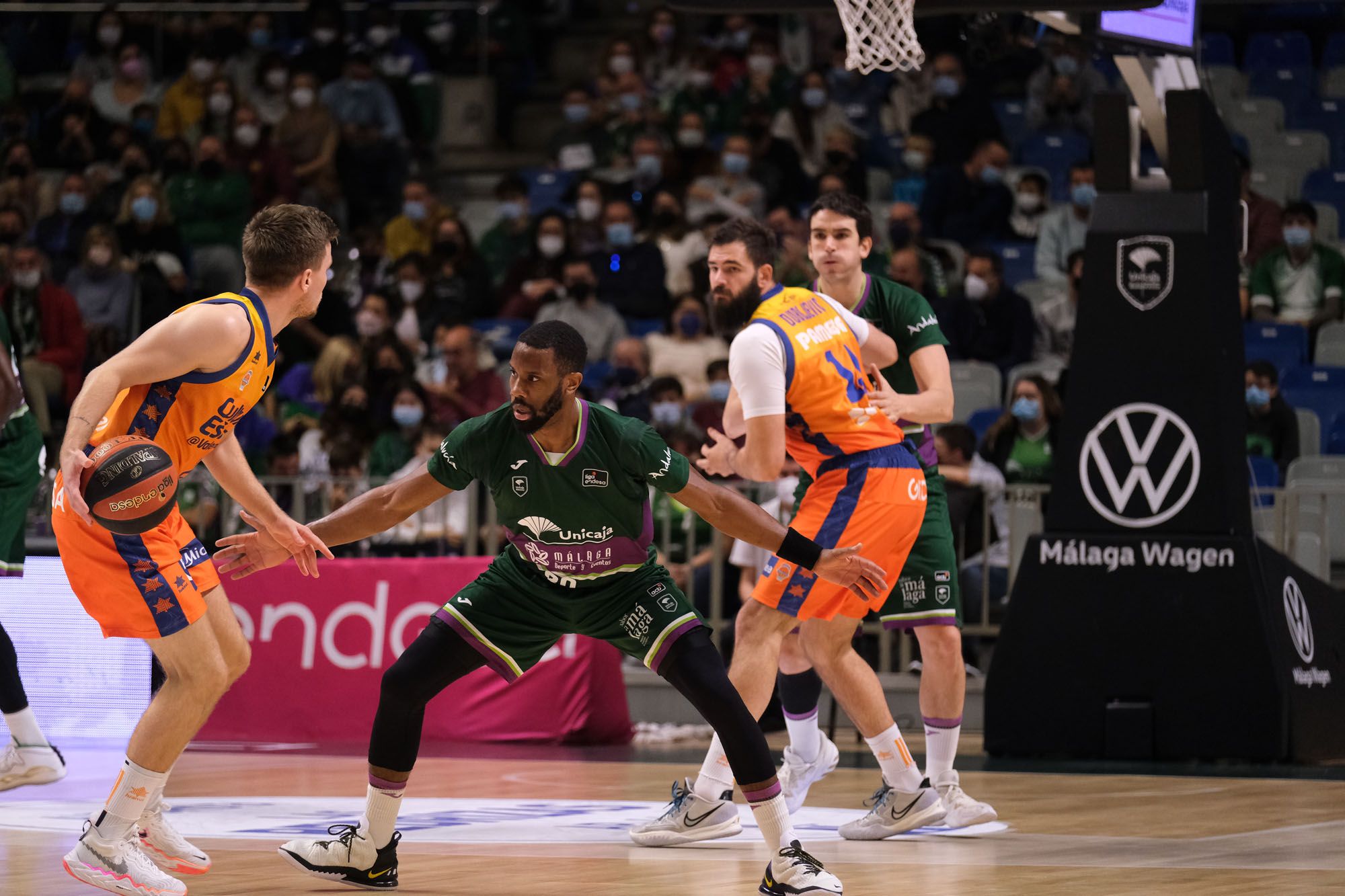 Las imágenes del Unicaja - Valencia Basket de la Liga Endesa.