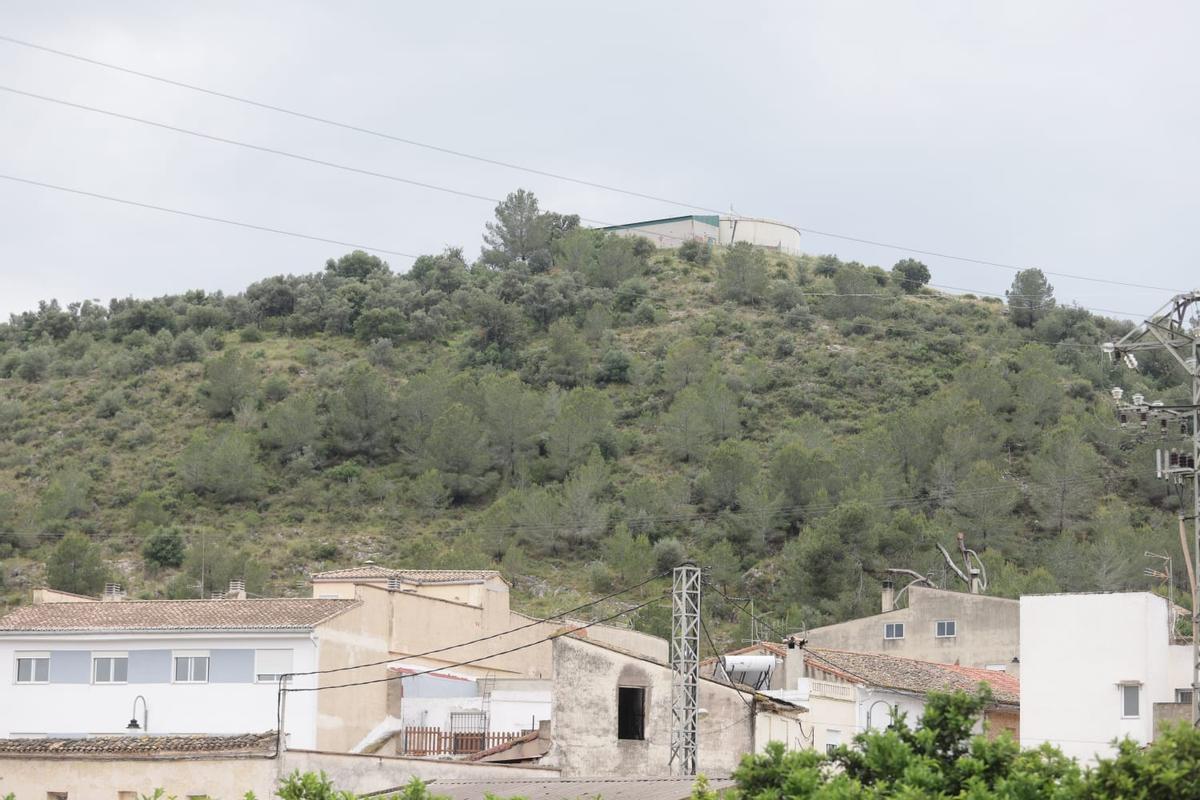 El depósito de la Comuna está en la partida Monte Valiente en Manuel.