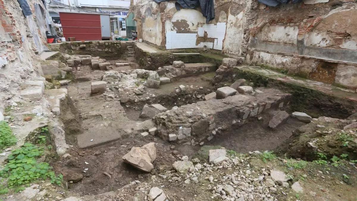 Restos encontrados durante los trabajos en el solar donde se derribó una casa, situado en las calles Graciano y Lennon.