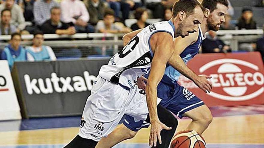 Ãlex HernÃ¡ndez bota el balÃ³n en el duelo ante el Gipuzkoa.