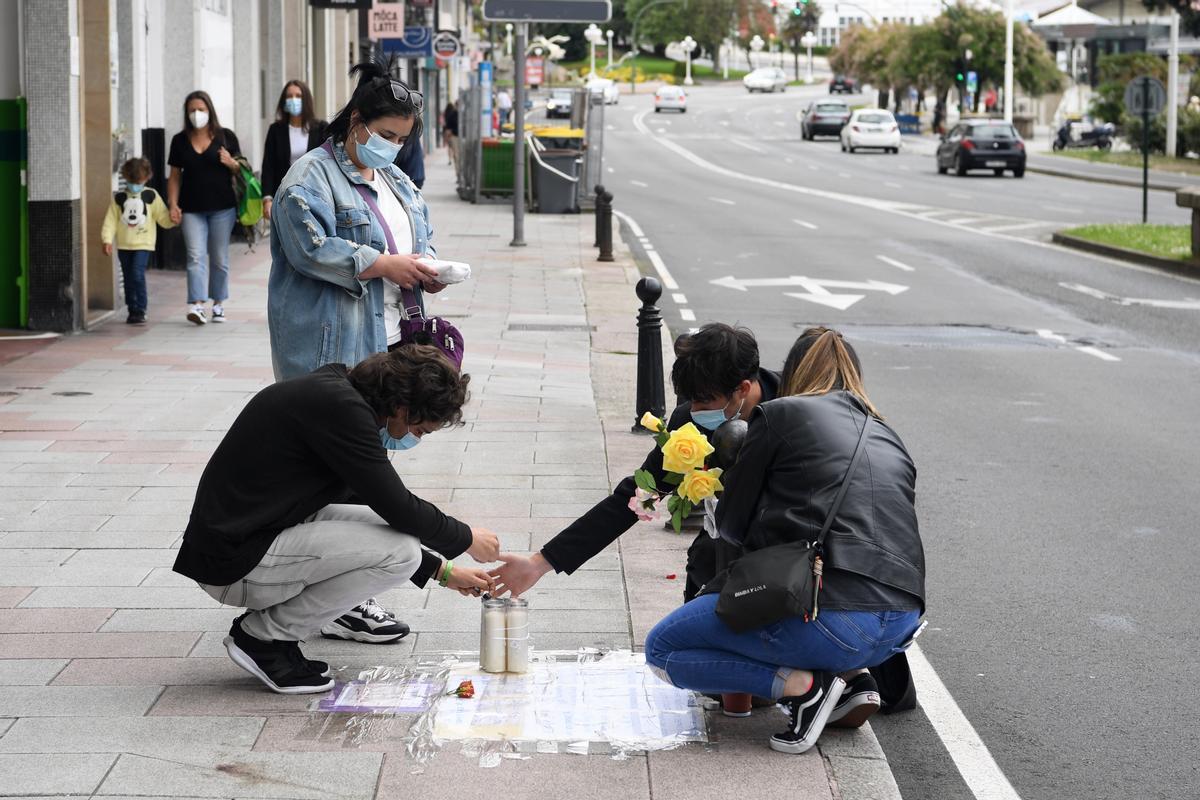 Amigos de Samuel Luiz colocan flores y velas en el lugar donde recibió una paliza mortal.