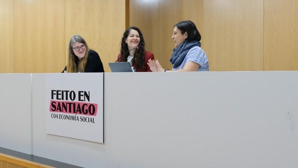 No centro, a concelleira María Rozas, durante a presentación do vídeo de Cidadanía, iniciador da campaña.