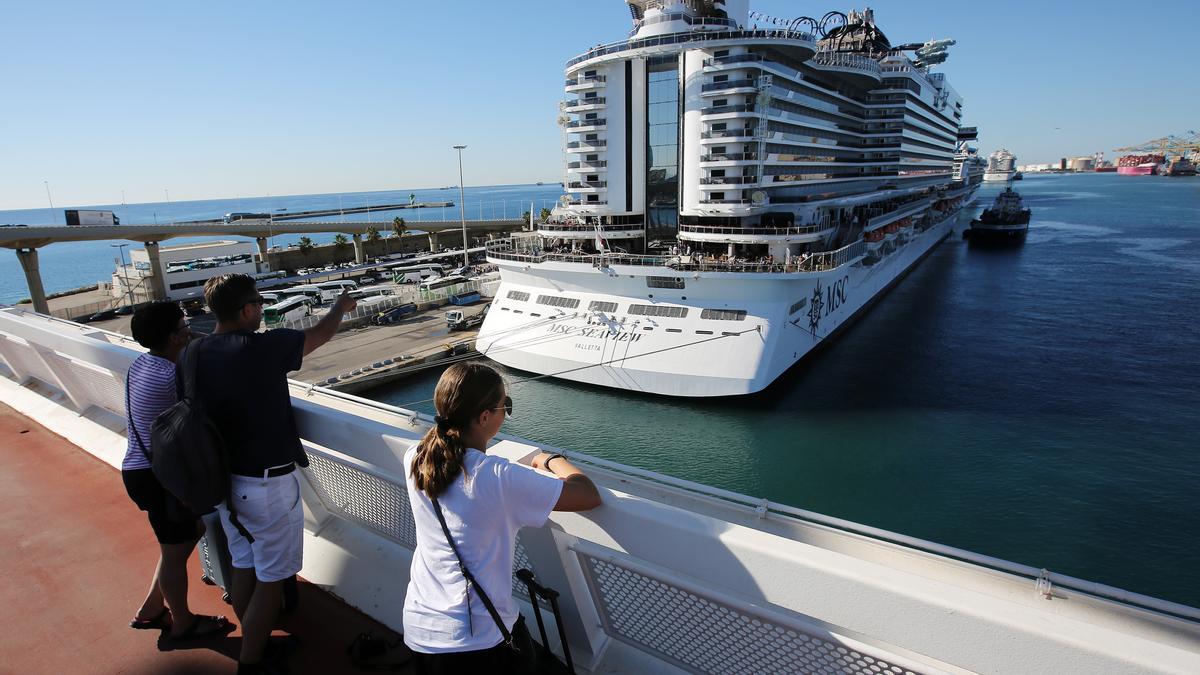 El crucero MSC Seaview en el Moll Adossat y los cruceristas visitan la ciudad.