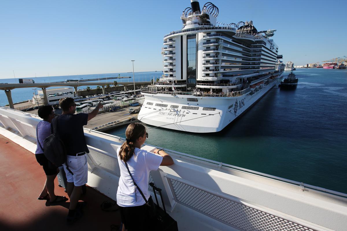 El crucero MSC Seaview en el Moll Adossat y los cruceristas visitan la ciudad.