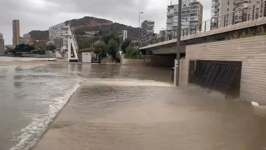 La playa de la Albufereta, bajo el agua tras el episodio de lluvias en Alicante