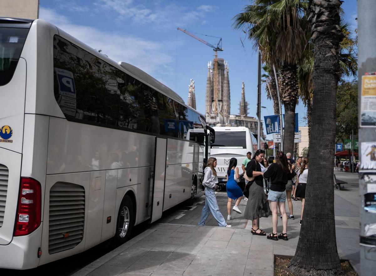 BCN vol que els autocars turístics paguin més per aparcar