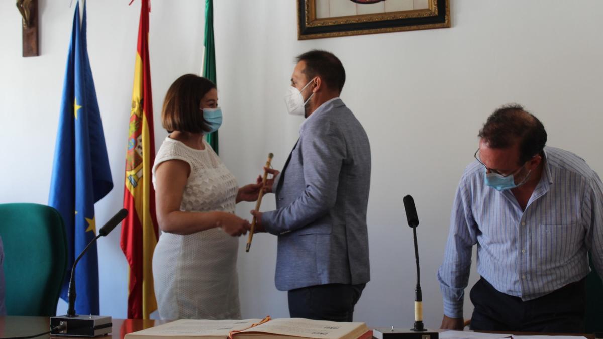 Rafael Moreno recibe el bastón de mando de la anterior alcaldesa.