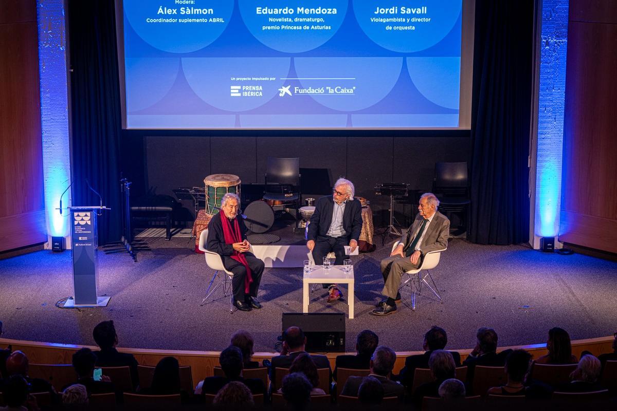 Eduardo Mendoza, novelista, dramaturgo, premio Princesa d’ Astúries; Jordi Savall, violagambista y director de orquesta; y Álex Sàlmon, coordinador suplement ABRIL
