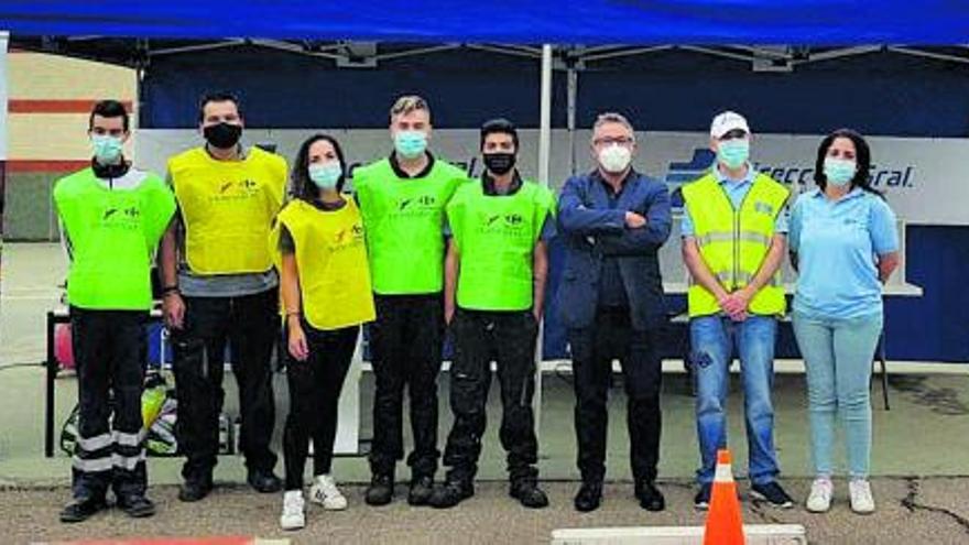 Alumnos y representantes de la DGT y el Centro Comercial Valderaduey posan durante la jornada. | DGT