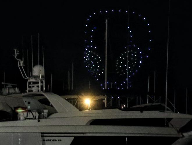 El espectáculo de drones de Alicante por Hogueras inspirado en el espacio, en imágenes