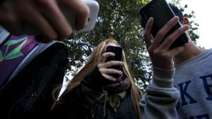 Barcelona 24/01/2014 Adolescentes utilizando telefono movil smartphone para tema sobre la aplicacion snapchat Foto Ferran Nadeu