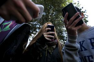 Barcelona 24/01/2014 Adolescentes utilizando telefono movil smartphone para tema sobre la aplicacion snapchat Foto Ferran Nadeu
