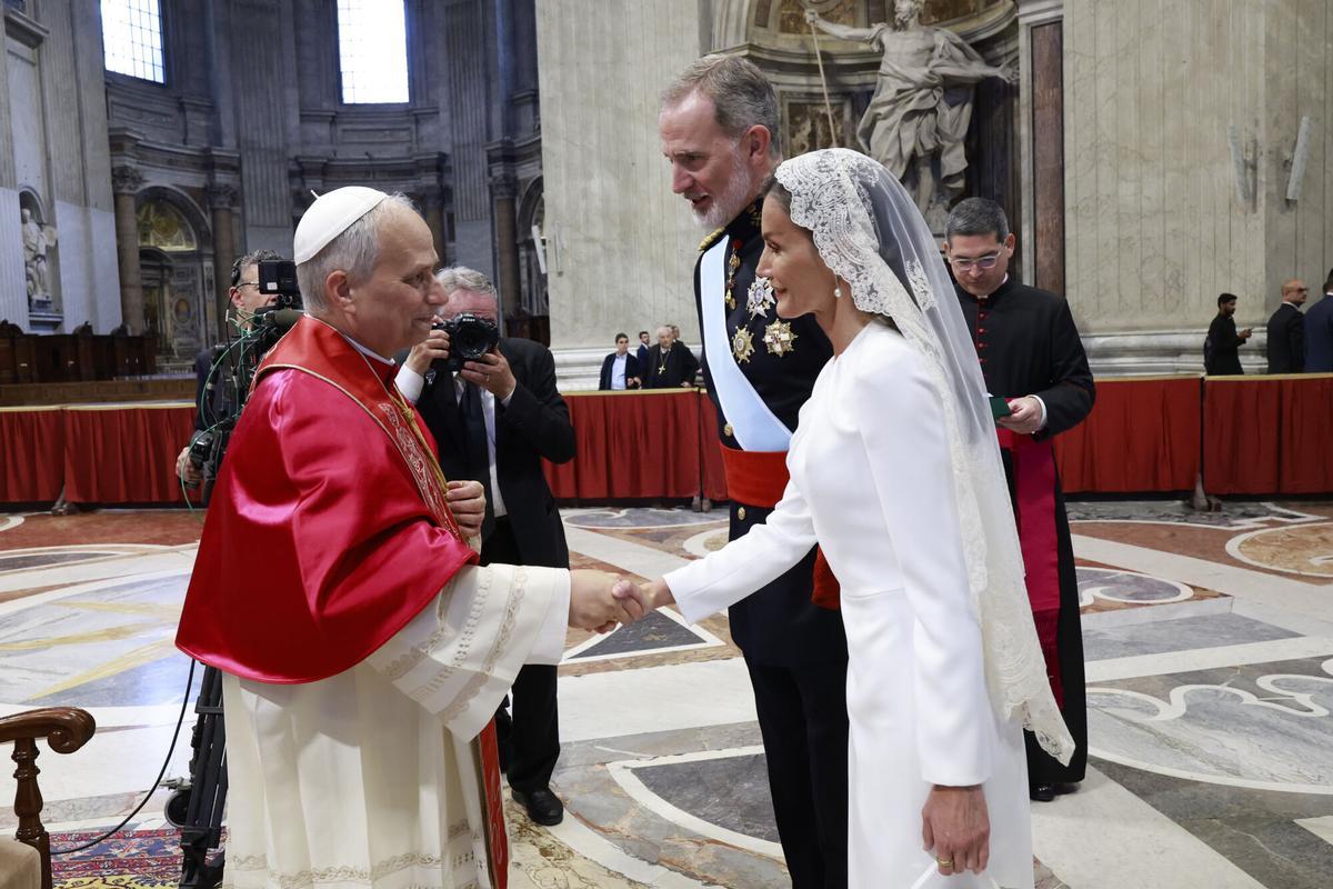 Los Reyes, el 18 de mayo de 2025, conversan con el papa León XIV, tras finalizar la misa del inicio del pontificado.