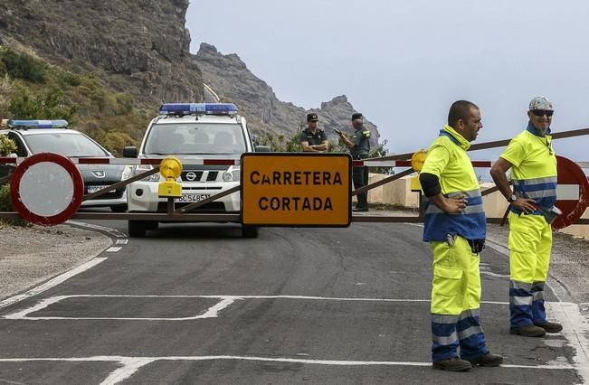 13/07/2016 Visita del presidente del Cabildo de Tenerife Carlos Alonso  junto a Técnicos para ver in situ el estado del derrumbe del talúd de la carretera que lleva a la Punta de Teno.José Luis González