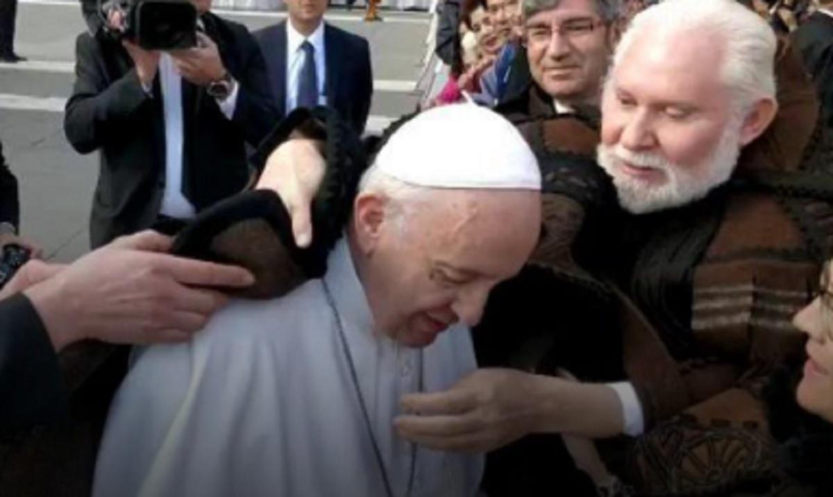 El papa Francisco viste la capa alistana.