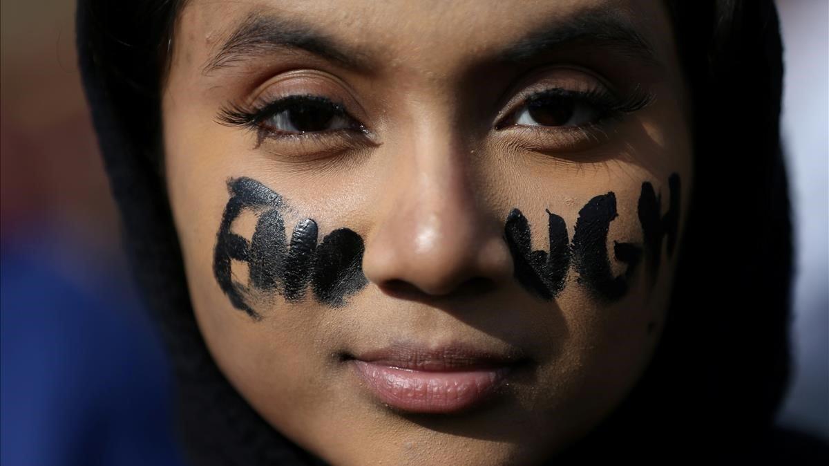 Farhana Islam, de 17 años de edad, se manifiesta fuera del edificio del Capitolio de los EE. UU. Con la palabra ENOJADA escrita en su rostro durante una protesta por la falta de acción sobre las armas de fuego