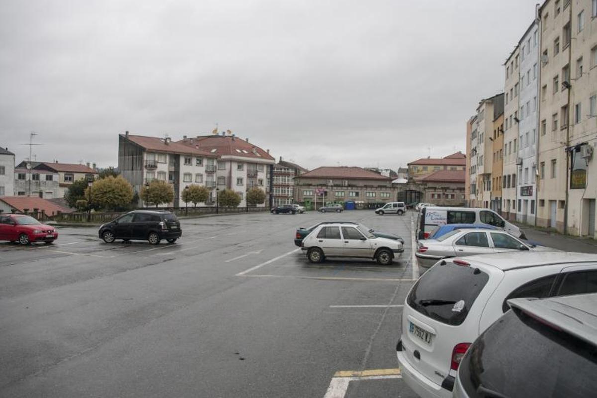 Cientos de personas agolpadas para presenciar el desfile de carrozas y comparsas el año pasado //Bernabé/Ana Agra