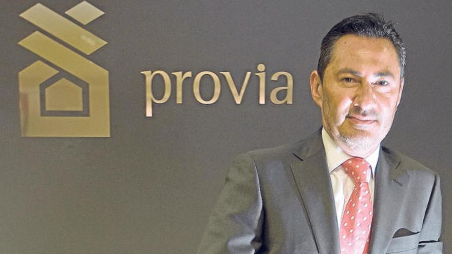 El presidente de los promotores alicantinos en la sede de Provia, en Alicante.