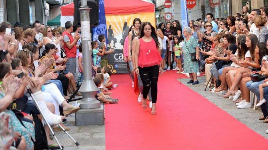 Varias de las modelos durante el desfile en la calle Real. // Noé Parga