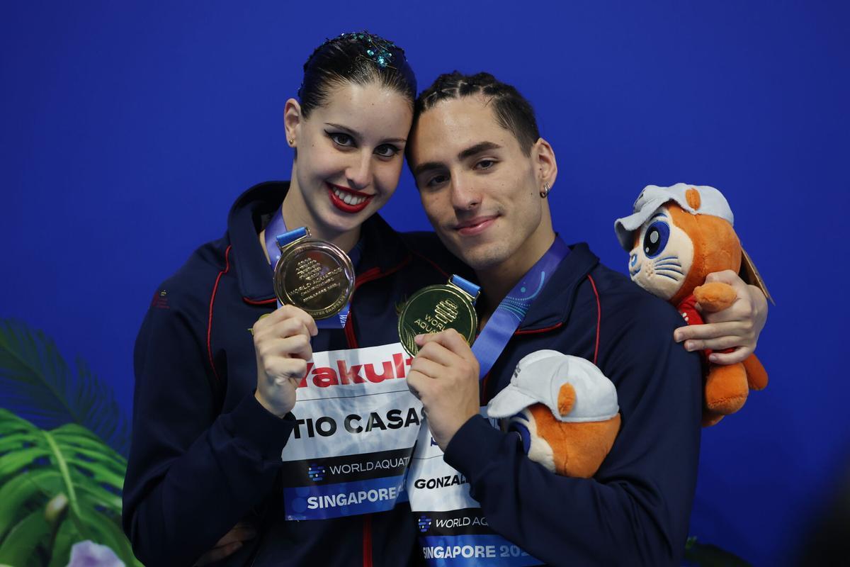 SINGAPORE (Singapore), 25/07/2025.- Gold medalists Dennis Gonzalez Boneu (R) and Iris Tio Casas (L) of Spain pose with their medals during a medal ceremony following the Mixed Duet Free finals of artistic swimming at the World Aquatics Championships Singapore 2025 in Singapore, 25 July 2025. (España, Singapur) EFE/EPA/FAZRY ISMAIL