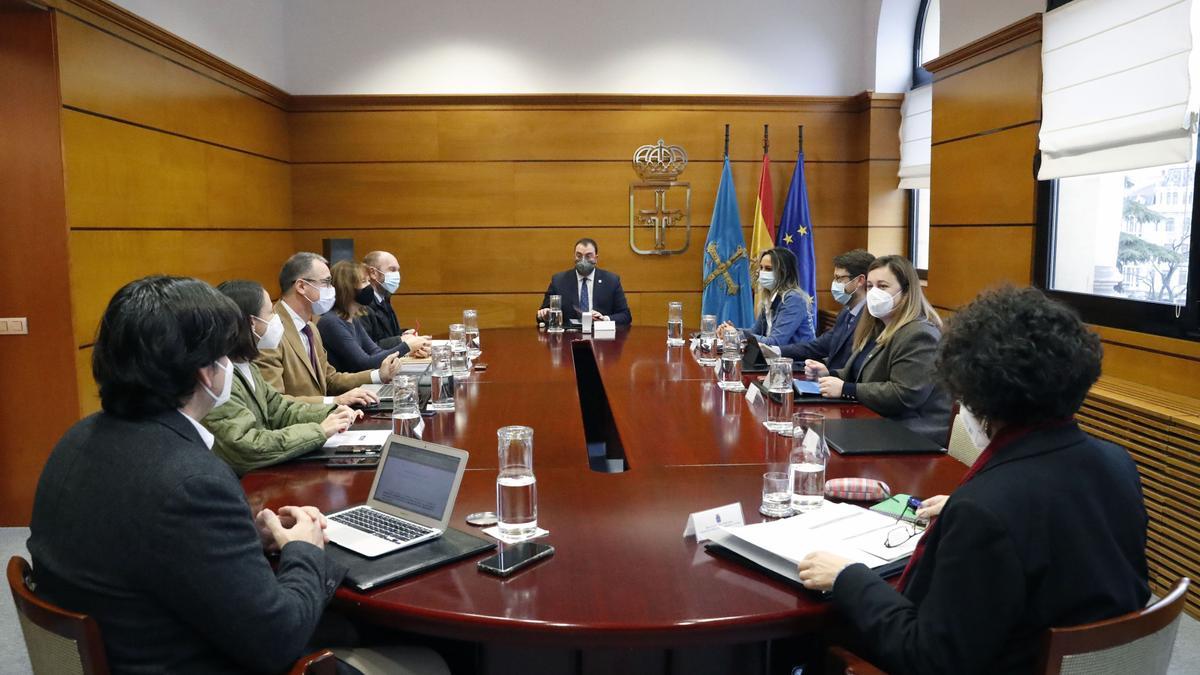 El presidente del Principado de Asturias, Adrián Barbón, preside la reunión del Consejo de Gobierno.