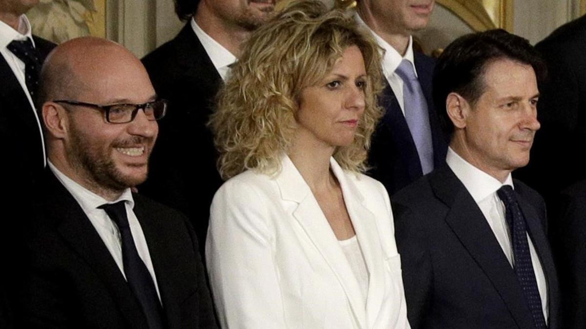 El ministro de Familia, Lorenzo Fontana (izquierda), posa junto a los demás miembros del Gobierno italiano.