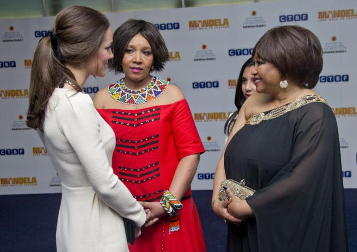 Kate Middleton junto a Zenani Mandela y Zindzi Mandela