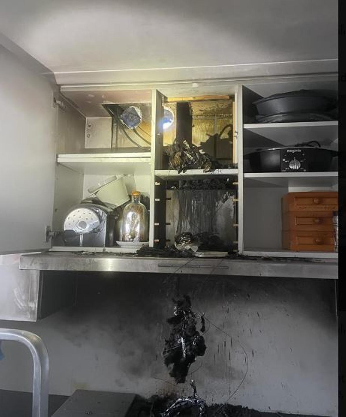 Los bomberos han inspeccionado la cocina para evitr riesgos