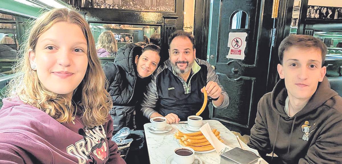 Diego Pérez en Madrid de vacaciones con su esposa Luciana e hijos Nicolás y Morena.