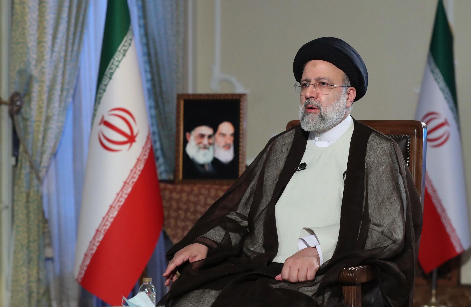 El presidente iraní Ebrahim Raisi hablando durante una entrevista televisiva en vivo en Teherán.