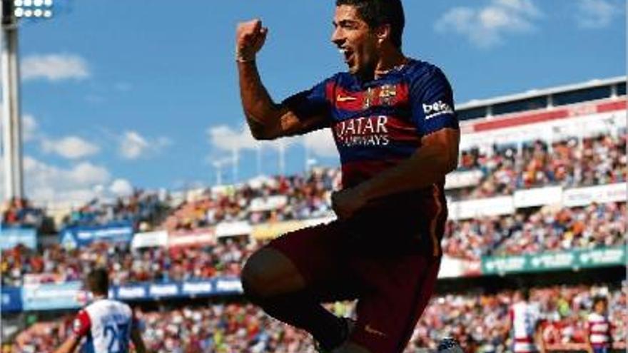 Luis Suárez celebra un dels tres gols que va aconseguir al Nuevo Los Cármenes de Granada.