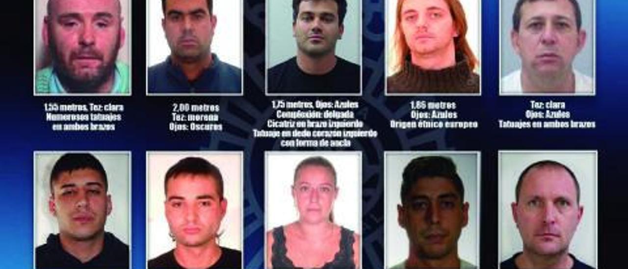 El cartel con las fotografías y algunos datos de los diez fugitivos distribuido por la Policía Nacional.