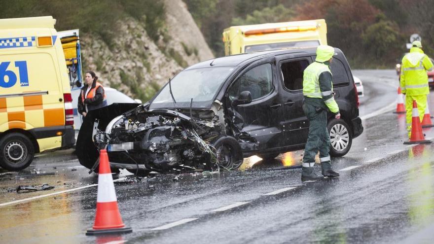 Imagen de archivo de un aparatoso accidente registrado en la N-541 a su paso por Cerdedo-Cotobade. // Bernabé / Cris M.V.