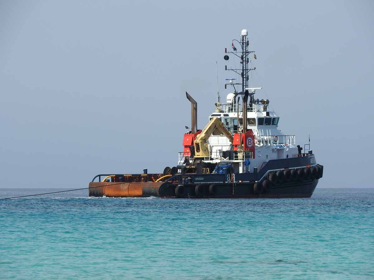Desencallan el mercante 'River Thames' tras más de cuatro horas de trabajo en Formentera