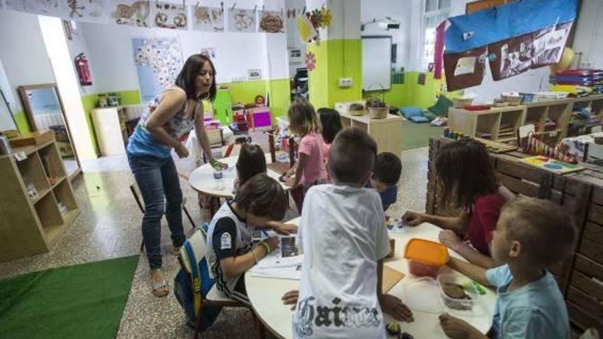 Escolares del colegio de El Bacarot, pedanía de Alicante, que tiene 38 alumnos.