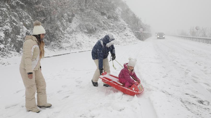 Cuando “cambia todo” en el Alto Aller: la nieve cierra puertos pero atrae visitantes