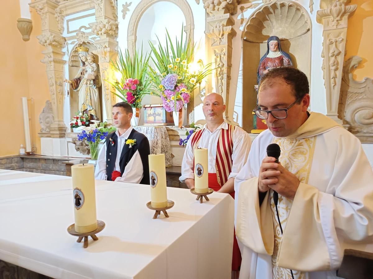 El párroco cangués durante una celebración religiosa.