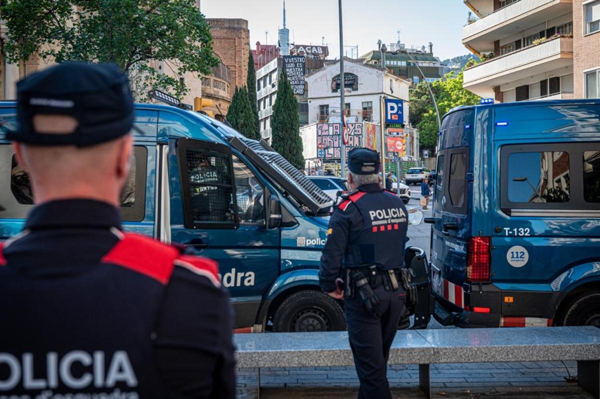 Despliegue policial por las manifestaciones para el desalojo de los centros okupados El Kubo y La Ruïna