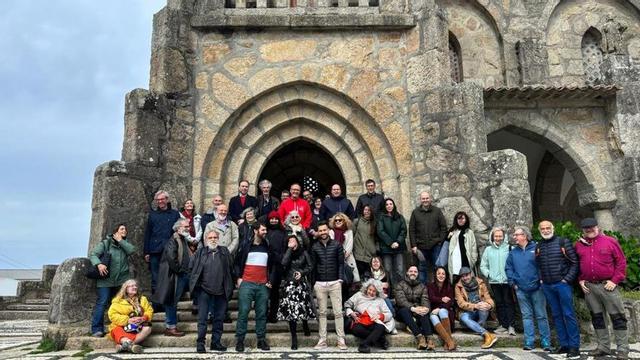 Un momento de la visita a la obra religiosa cumbre del célebre arquitecto porriñés, ayer.