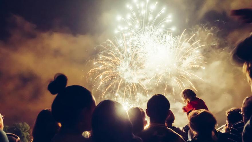 Una multitud viendo fuegos artificiales.