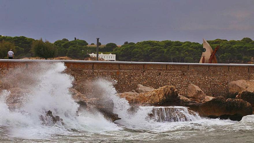 El vent va aixecar onades màximes de tres metres a l&#039;Escala.