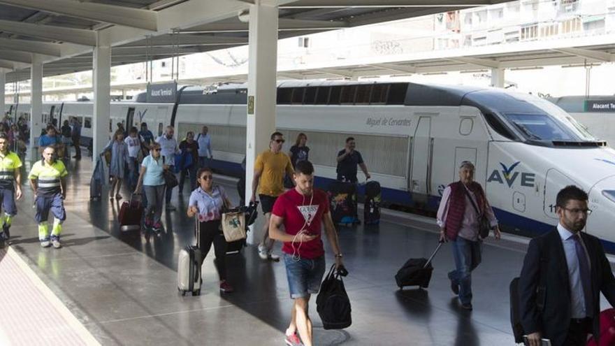 Los Alvia que conectan Alicante con Madrid tardarán tres horas en cubrir el recorrido al no parar en Atocha