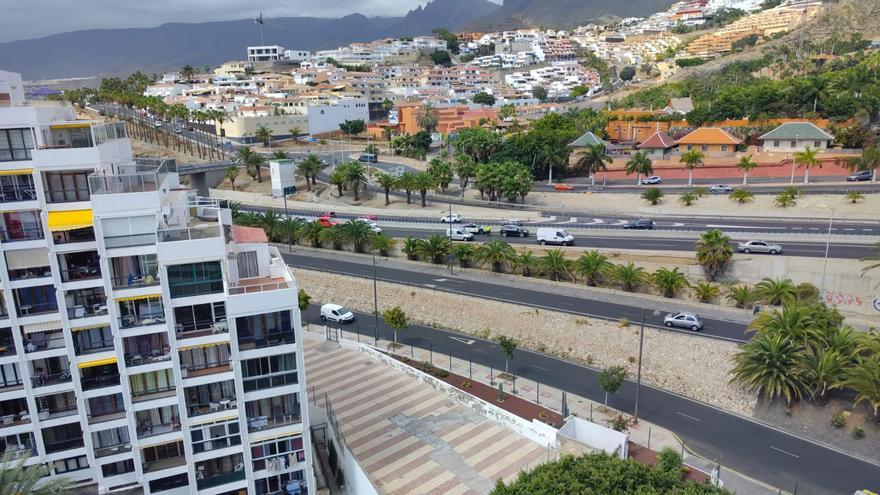 Precaución: un coche se avería en mitad de la autopista del sur de Tenerife