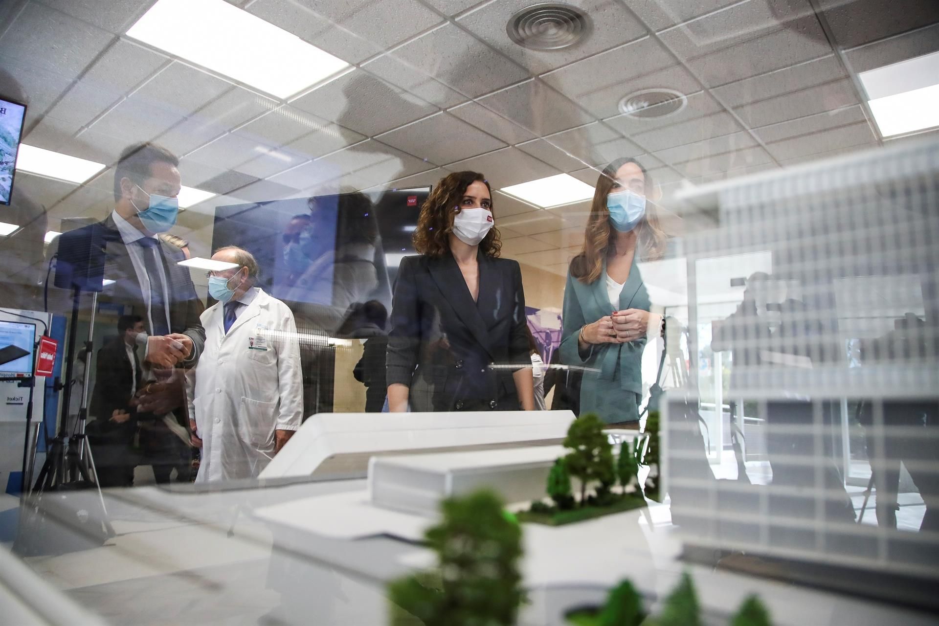 La presidenta de la Comunidad de Madrid, Isabel Díaz Ayuso (c) durante su visita este viernes al hospital Carlos III de Madrid.