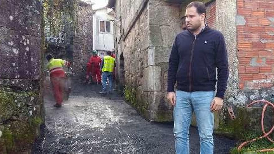 Jorge Cubela, visitando las obras acometidas en Os Castros.