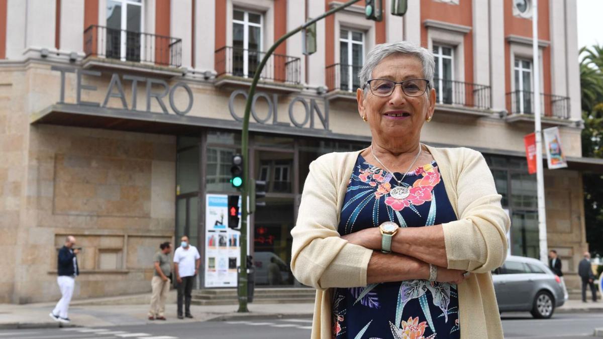 Concha Nion, antigua empleada de los teatros coruñeses, delante del Colón.   | // VÍCTOR ECHAVE