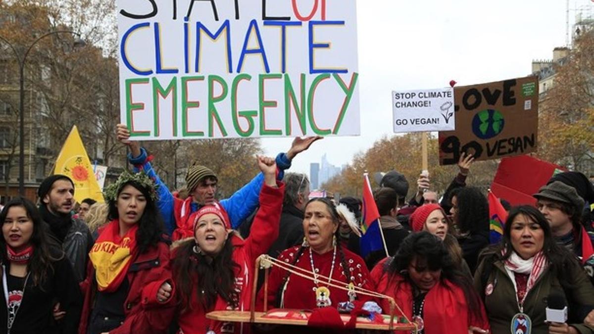 Ecologistas se manifiestan por París para reclamar un acuerdo contra el cambio climático.