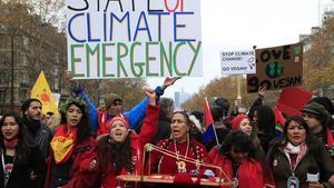 Ecologistas se manifiestan por París para reclamar un acuerdo contra el cambio climático.