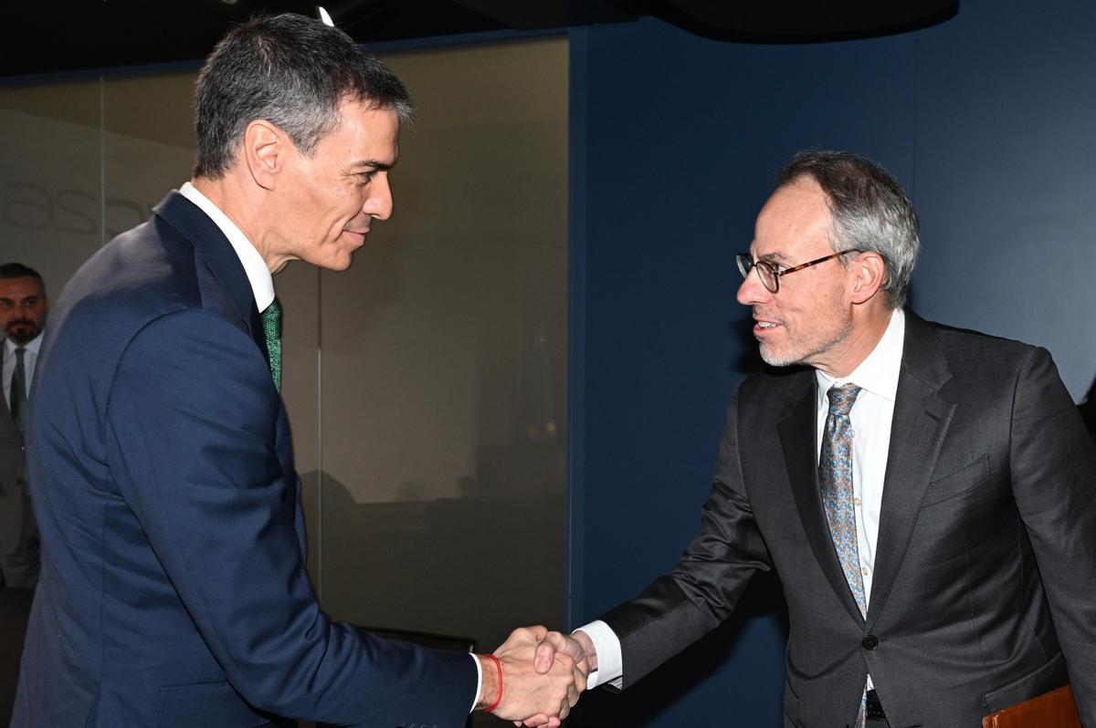 Pedro Sánchez y David Zapolsky (Amazon), este lunes en el Mobile World Congress de Barcelona.